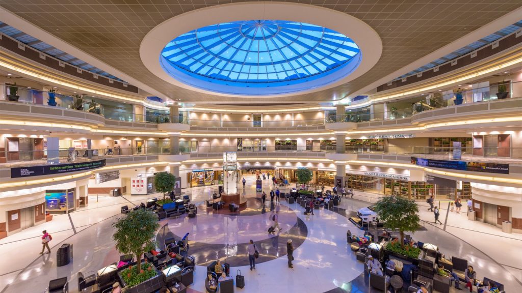 Vue intérieure d’une galerie commerciale fréquentée