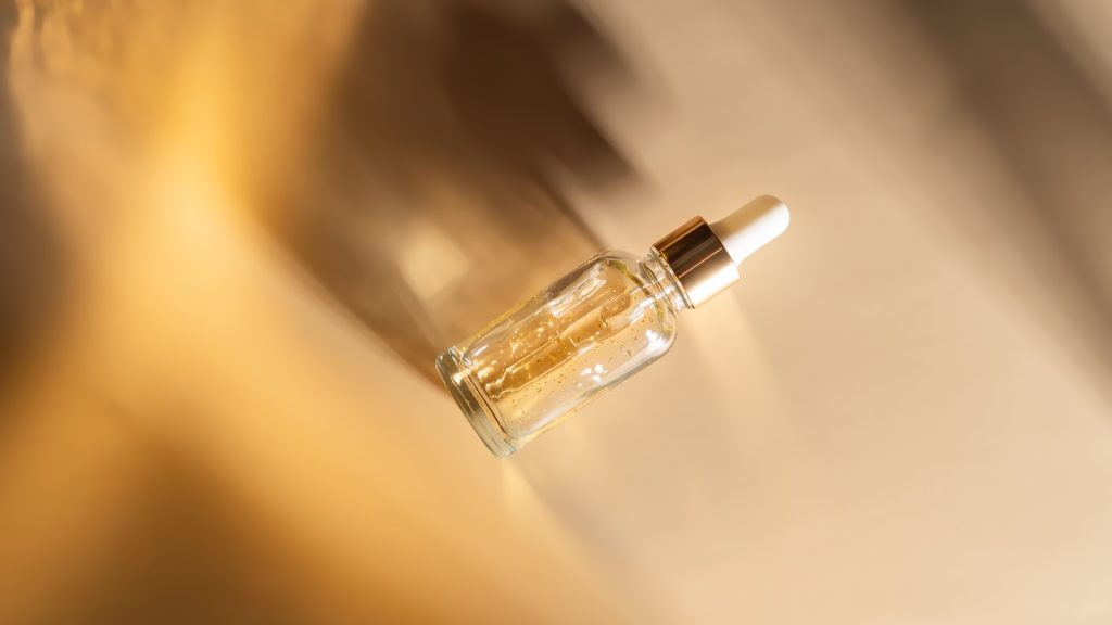 Flacon de sérum doré, illustration de la catégorie des soins anti-âge