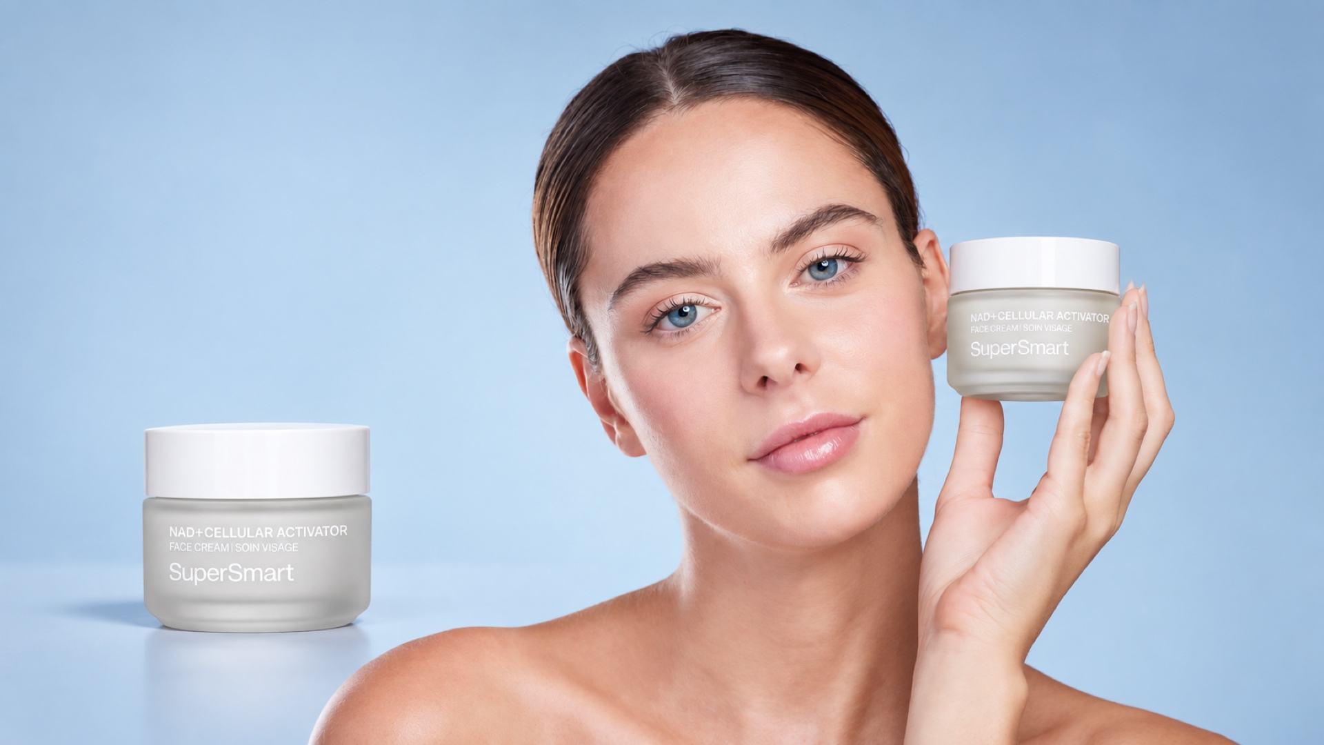 Femme présentant une crème visage SuperSmart NAD+ Cellular Activator, avec le produit en premier plan