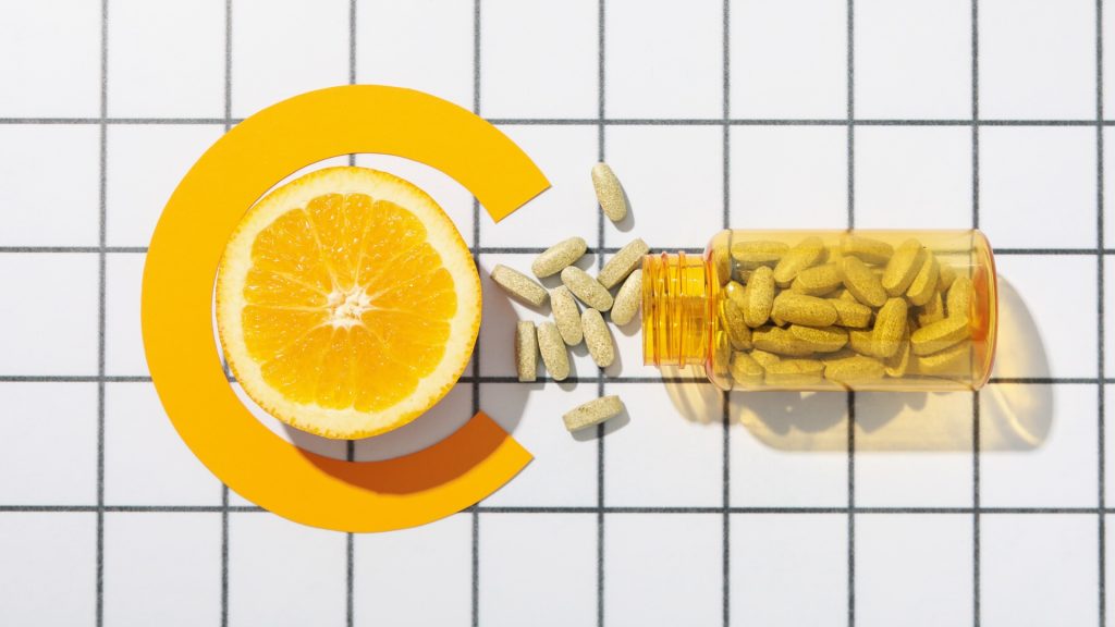 Orange et comprimés de vitamine C