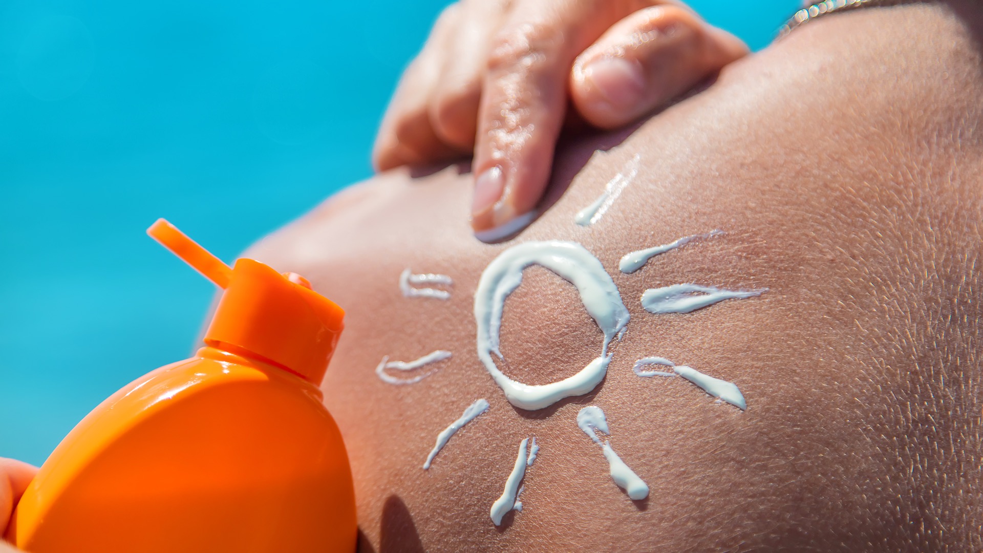 Application de crème solaire sur la peau