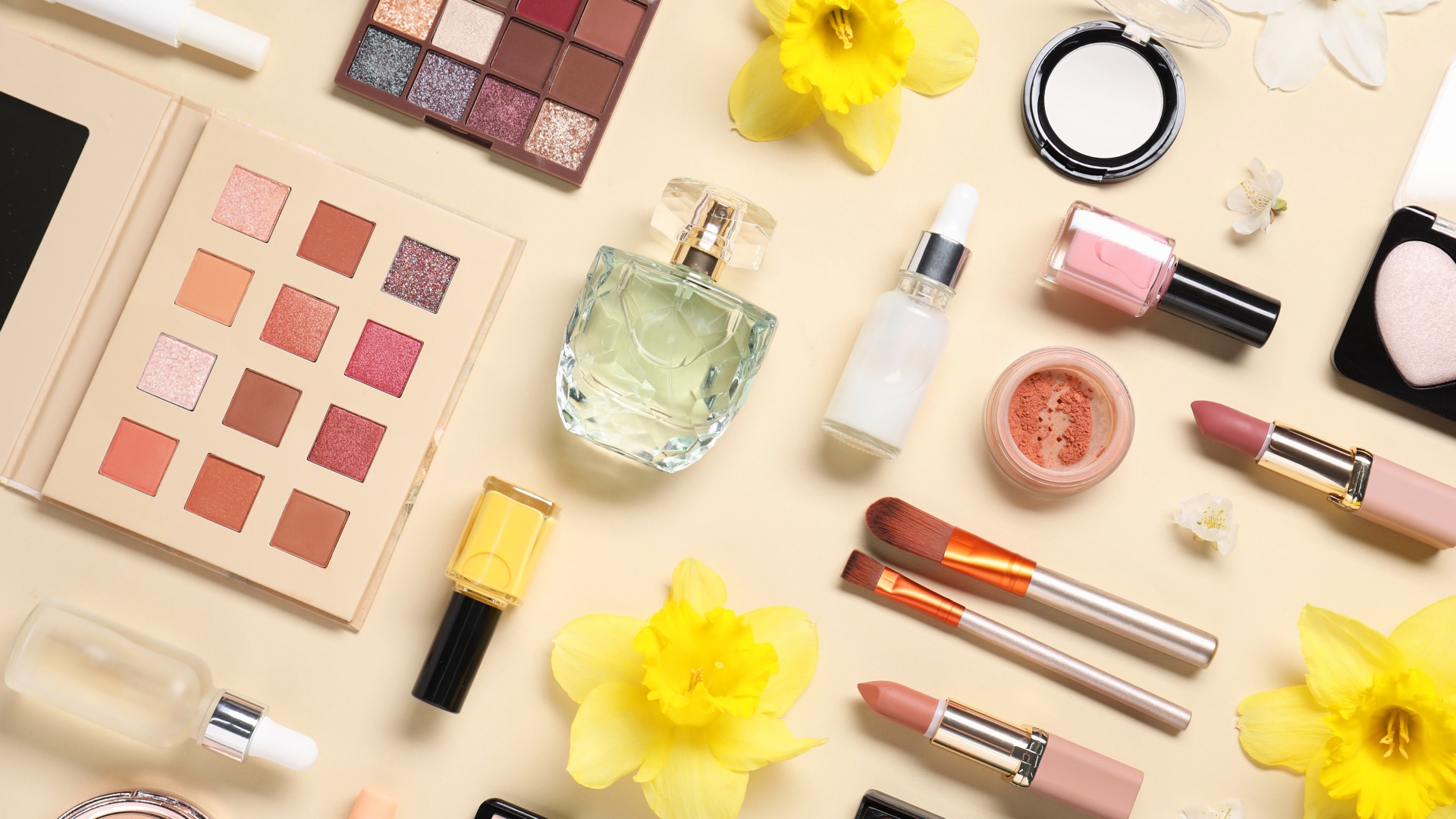 Produits de maquillage et cosmétiques disposés à plat