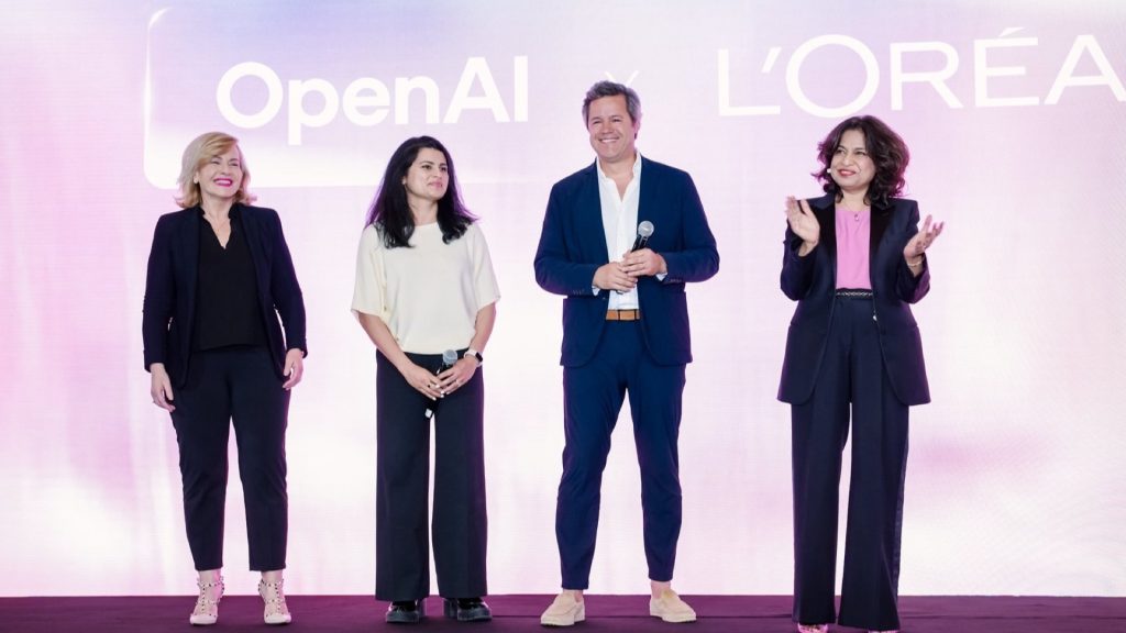 Intervenants de L’Oréal et d’OpenAI sur une scène