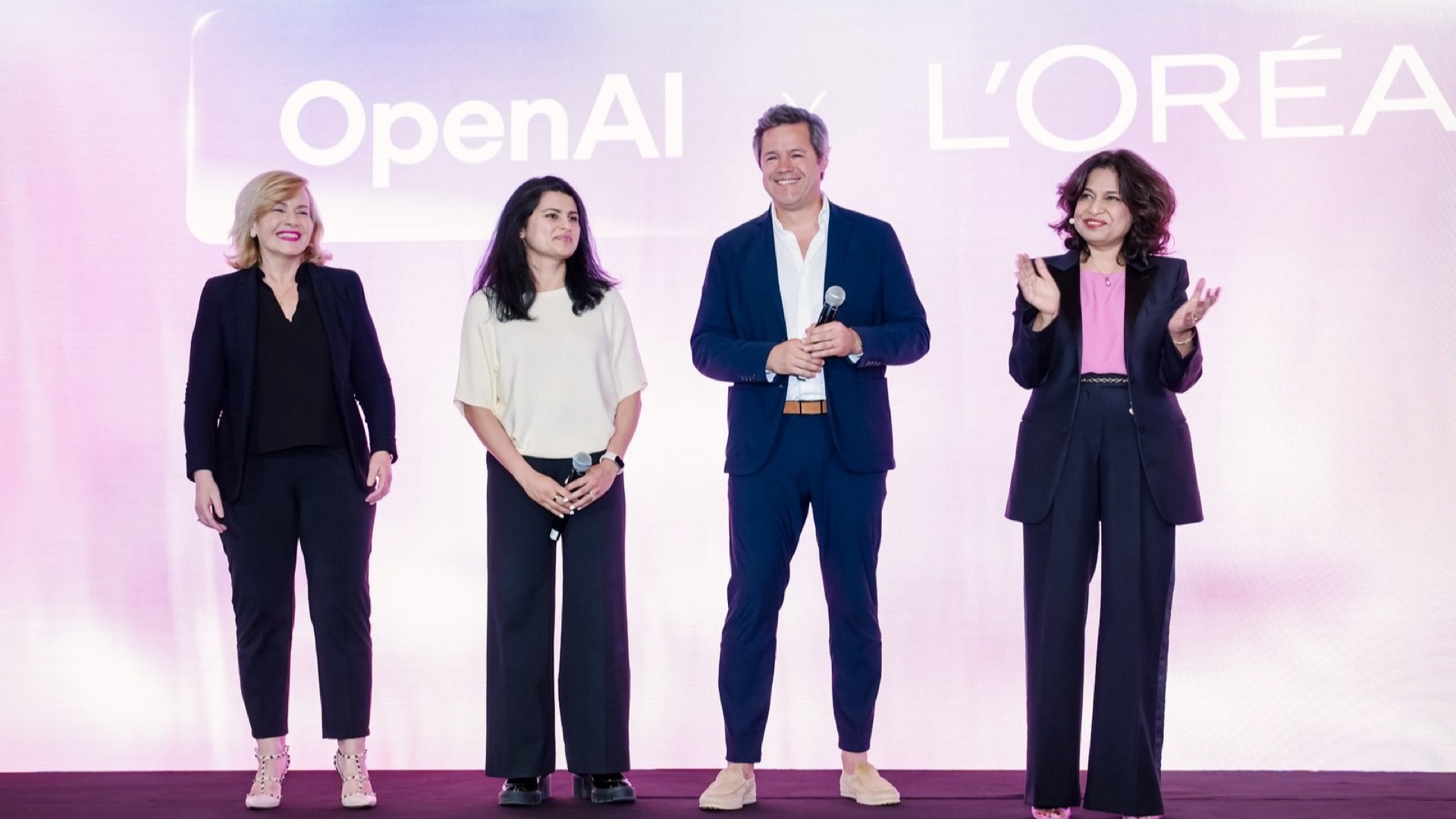 Intervenants de L’Oréal et d’OpenAI sur une scène