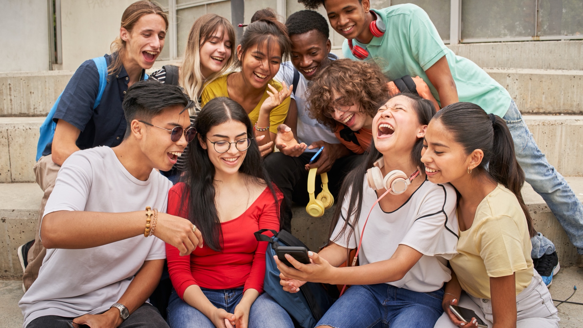 Groupe de jeunes réunis autour d’un smartphone