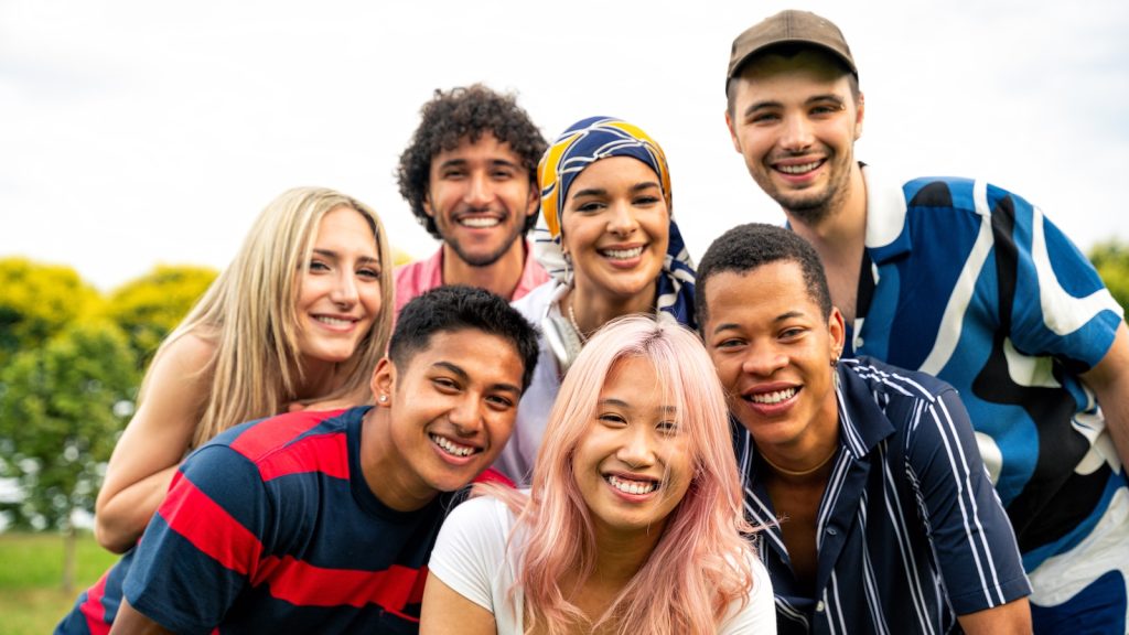 Les 15-25 ans font leurs achats sur TikTok et consultent l'IA : les chiffres Gen Z - Beyond Sales