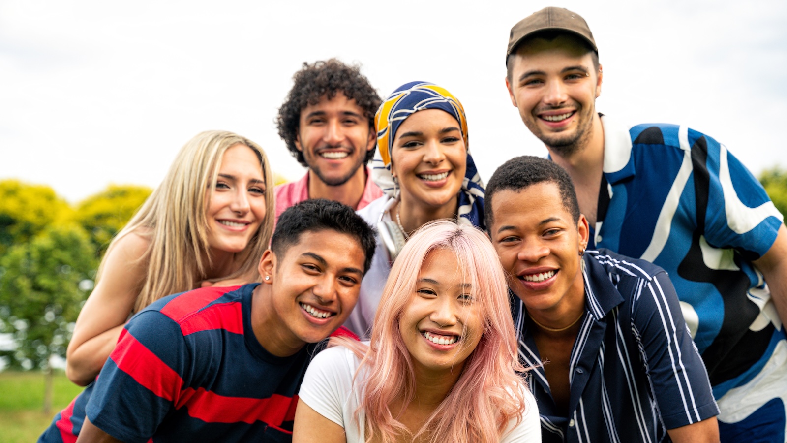 Les 15-25 ans font leurs achats sur TikTok et consultent l'IA : les chiffres Gen Z - Beyond Sales
