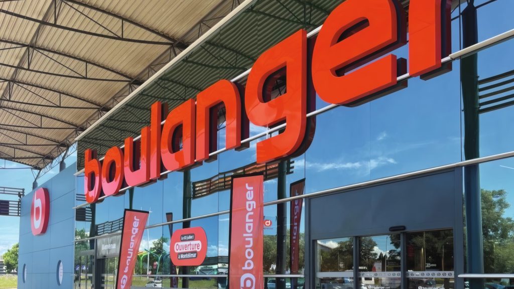 Façade d’un magasin Boulanger sous une structure couverte